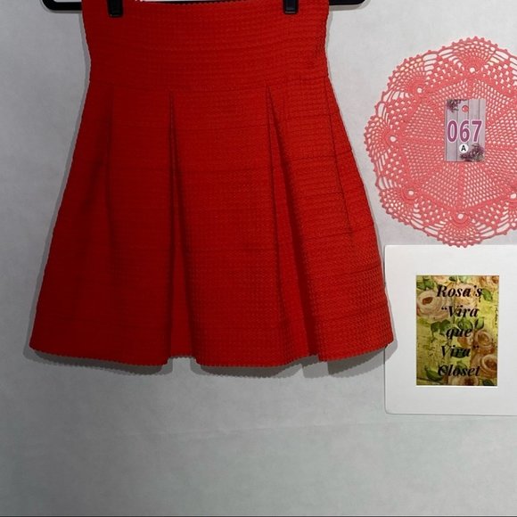 H & M NWT Red Textured Bandage Elastic Waist Flared Skirt w/back Zipper - Picture 2 of 12